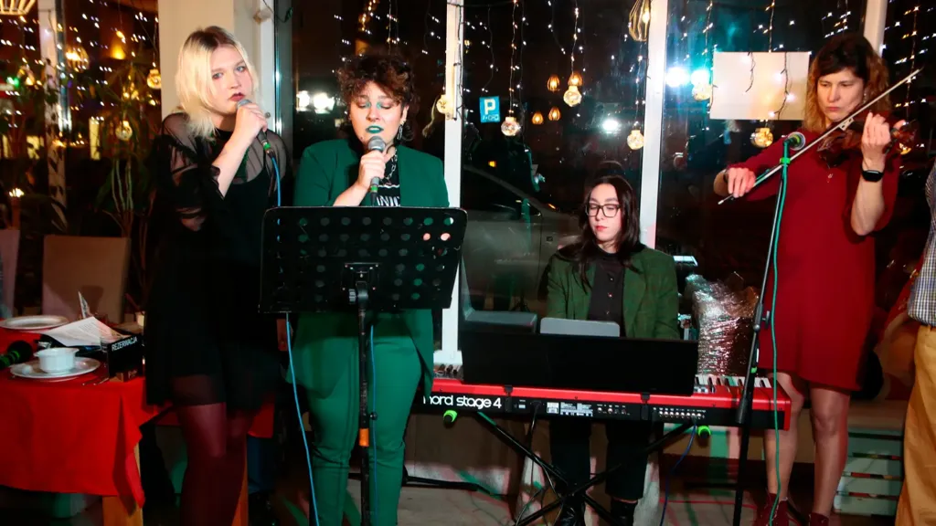 Zespół Serca Bitche, Emma Kluczyńska (piano) oraz Weronika Bałaban (skrzypce).
