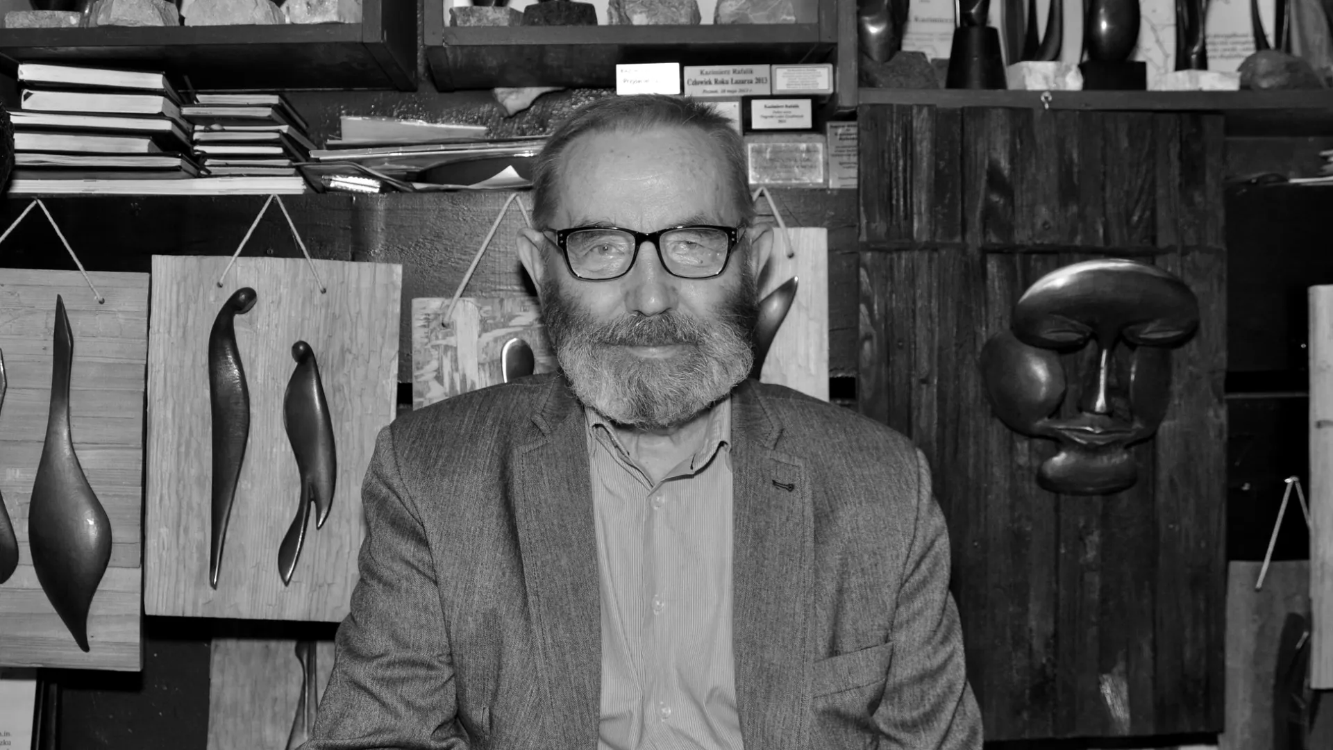 Kazimierz Rafalik w swojej pracowni w piwnicy bloku, w którym mieszkał na Łazarzu. Rok 2019.