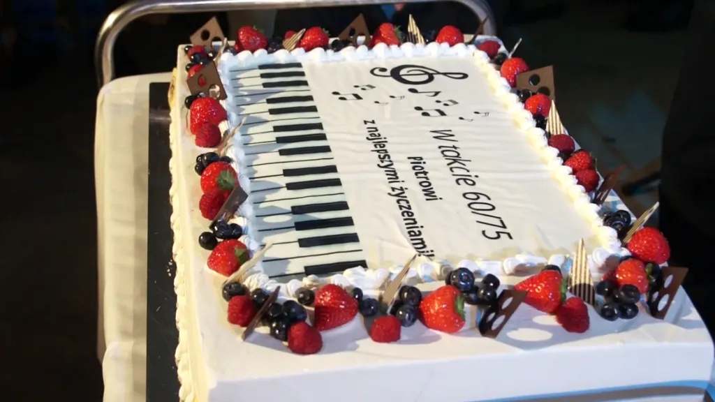 Tort urodzinowy. Zdjęcia Jan Pera