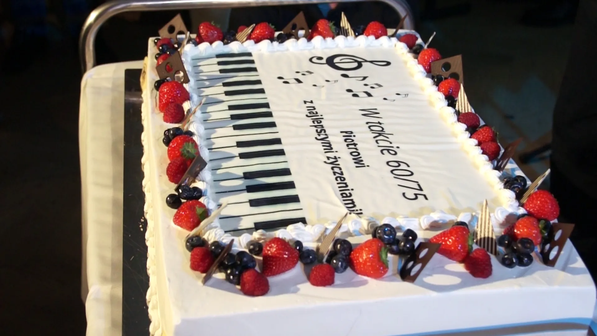 Tort urodzinowy. Zdjęcia Jan Pera