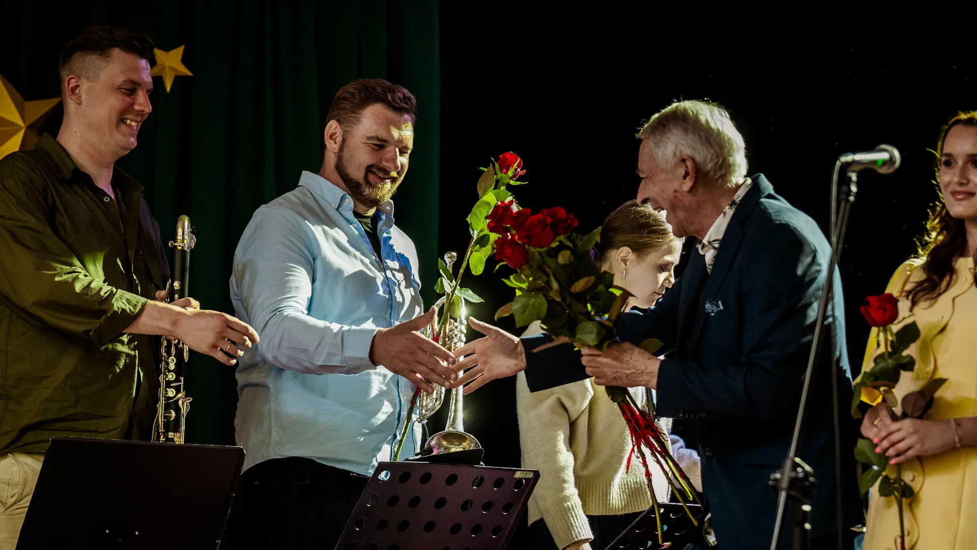 Prezes Stowarzyszenia Włodzimierz Sładkowski wręczający uczestnikom kwiaty